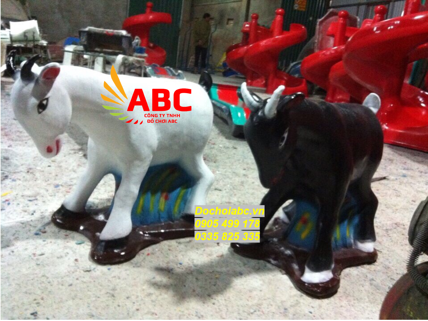 Tượng Dê đen và Dê trắng