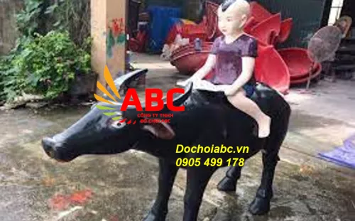 Tượng em bé cưỡi trâu đọc sách