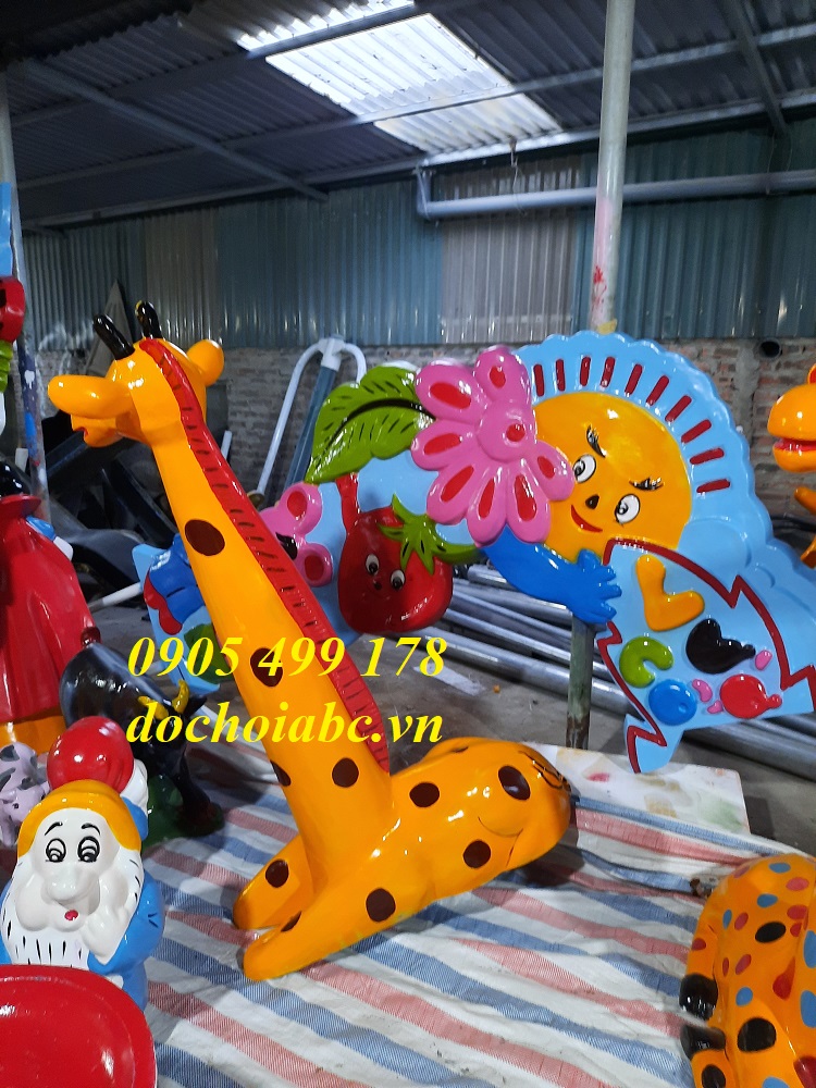 Tượng Hươu cao cổ nằm