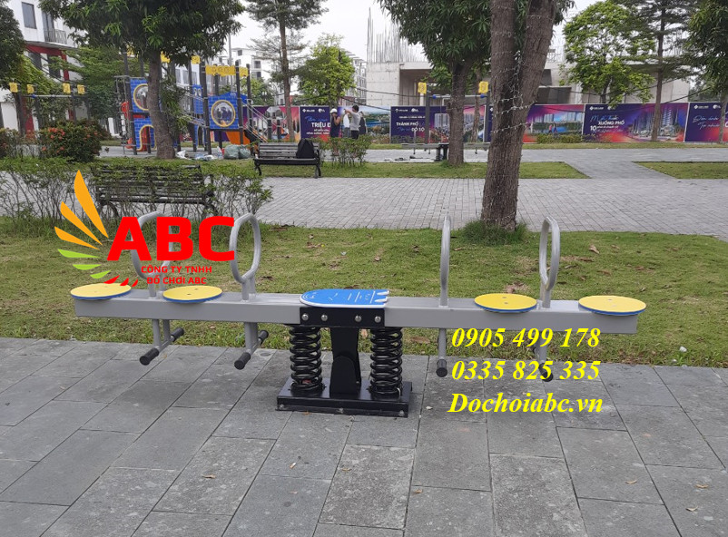 Khu vui chơi ngoài trời, góc sân chơi cho bé