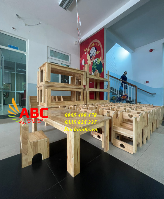 BÀN GHẾ GỖ CHO BÉ TRƯỜNG MẦM NON