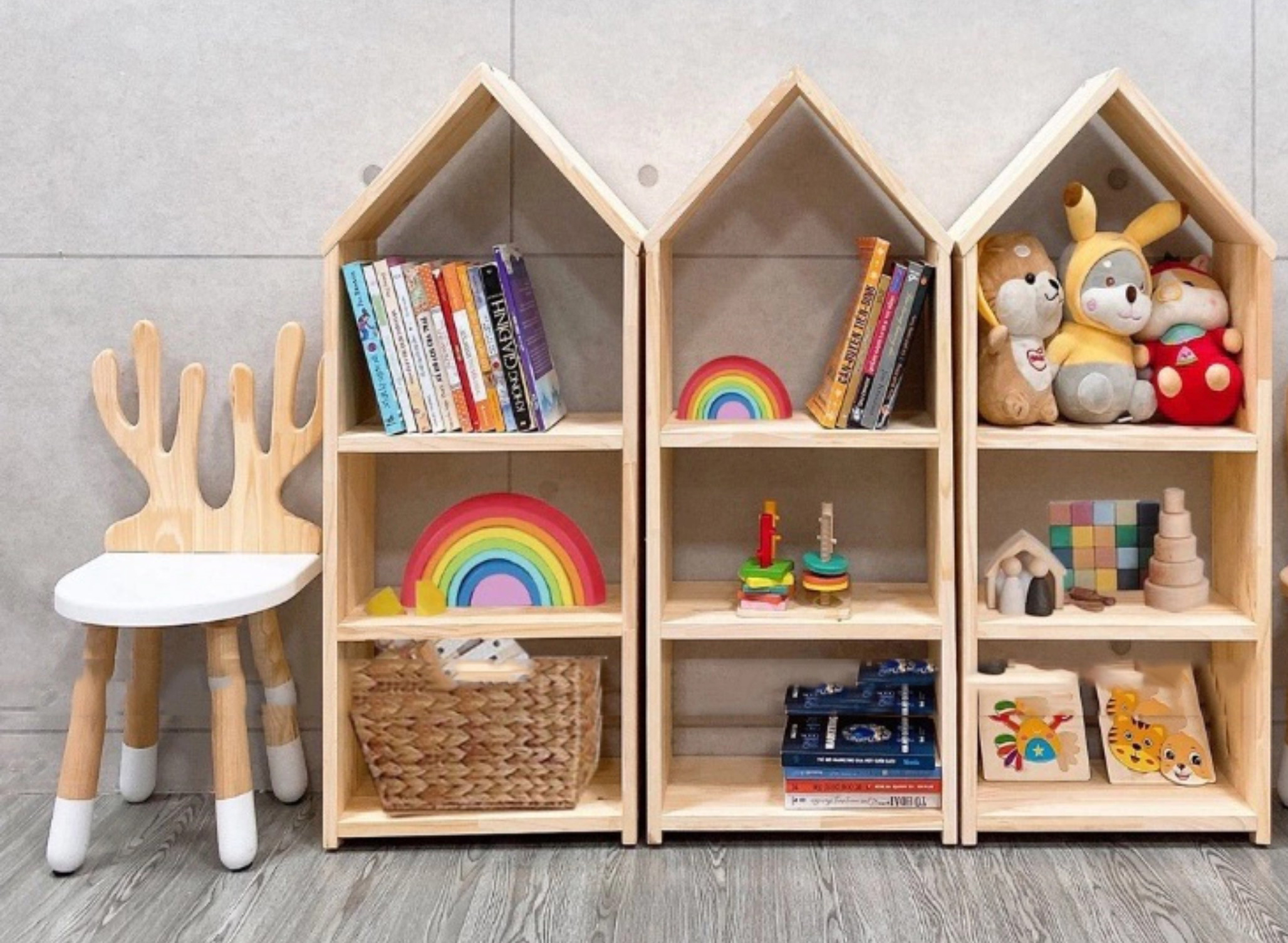 Bộ kệ gỗ để đồ chơi cho bé hình mái nhà