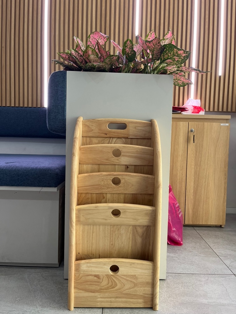 KỆ ĐỰNG BÁO, TẠP CHÍ BẰNG GỖ, KỆ BÁO LÁ XÁCH 4 NGĂN, KỆ GỖ TRANG TRÍ QUÀY LỄ TÂN