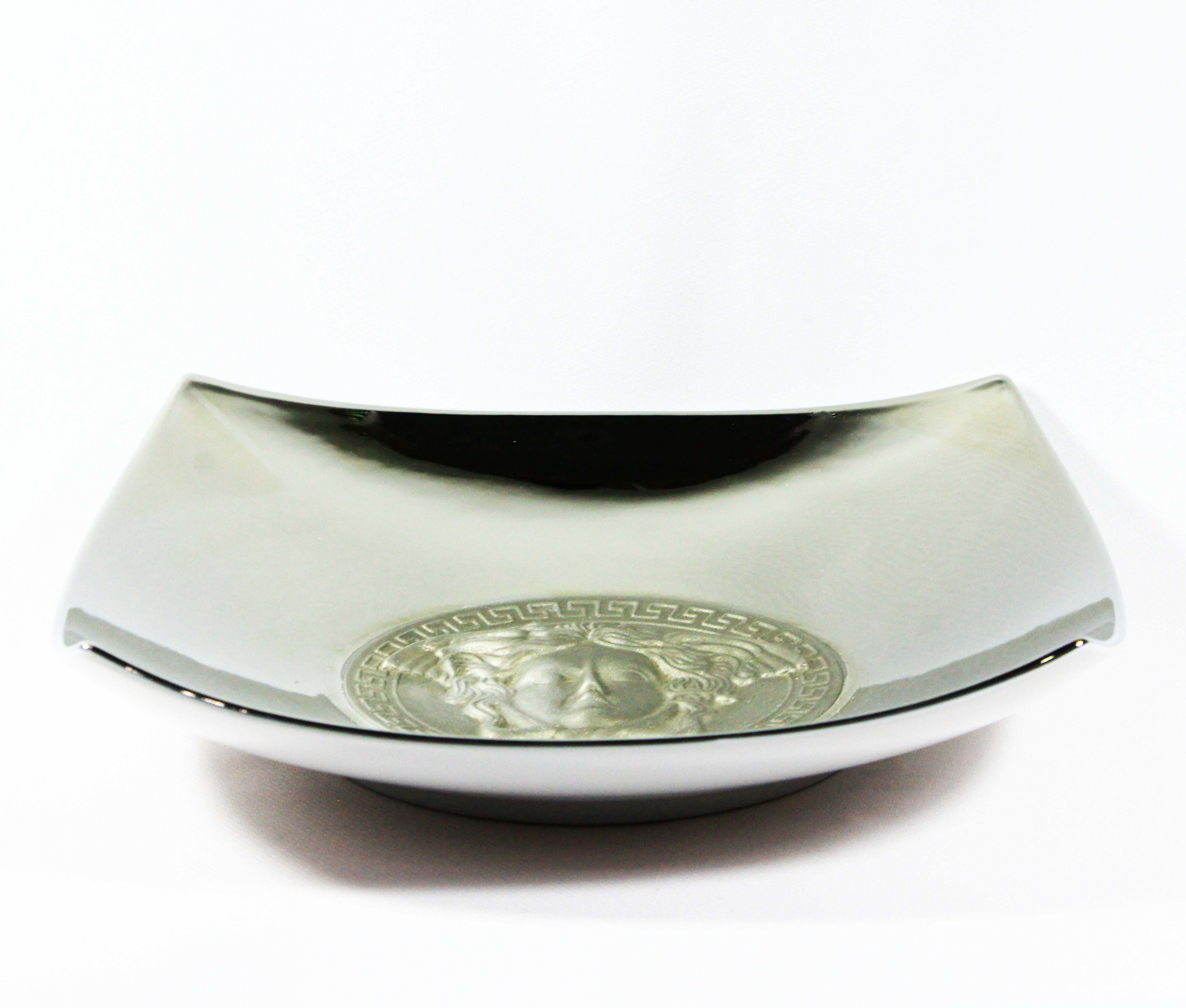 Đĩa Versace Medusa (mạ Platin), H22x22cm