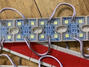 Cụm 4 bóng đế nhựa mắt 5054