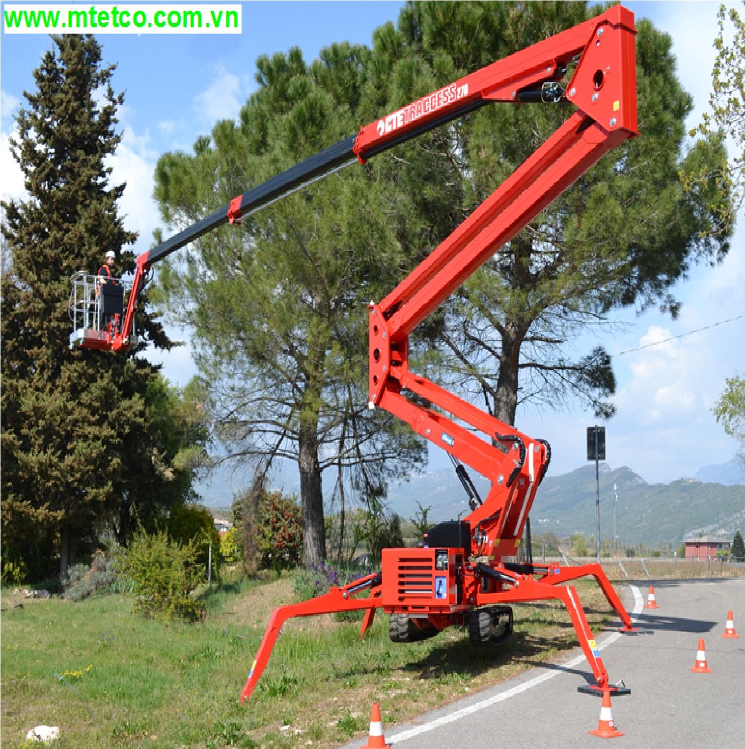 Xe nâng người chân nhện CTE TRACCESS 270