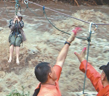 ưa nạn nhân ra khỏi vùng nguy hiểm