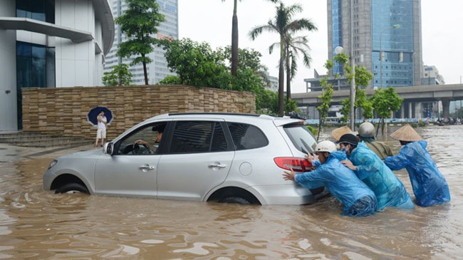 Cần làm gì khi xe ô tô đỗ trong khu vực ngập nước