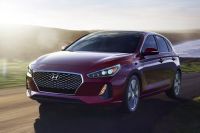 Hyundai Elatra GT 2018 ra mắt tại thị trường Mỹ với nhiều cải tiến cả thiết kế và trang bị, vận hành