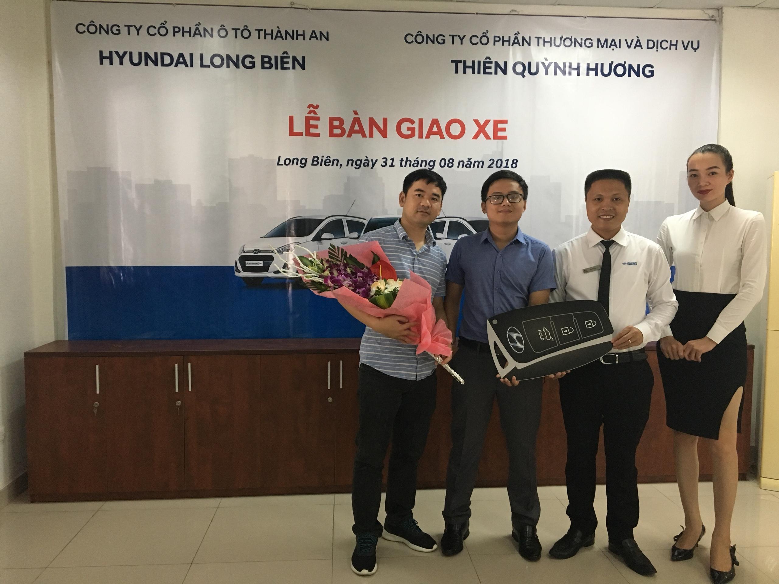 HYUNDAI LONG BIÊN bàn giao lô 10 xe Grand i10 cho công ty THIÊN QUỲNH HƯƠNG