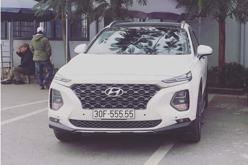 Khách hàng mua xe Santafe 2019 tại Hyundai Long Biên bốc được biển ngũ quý