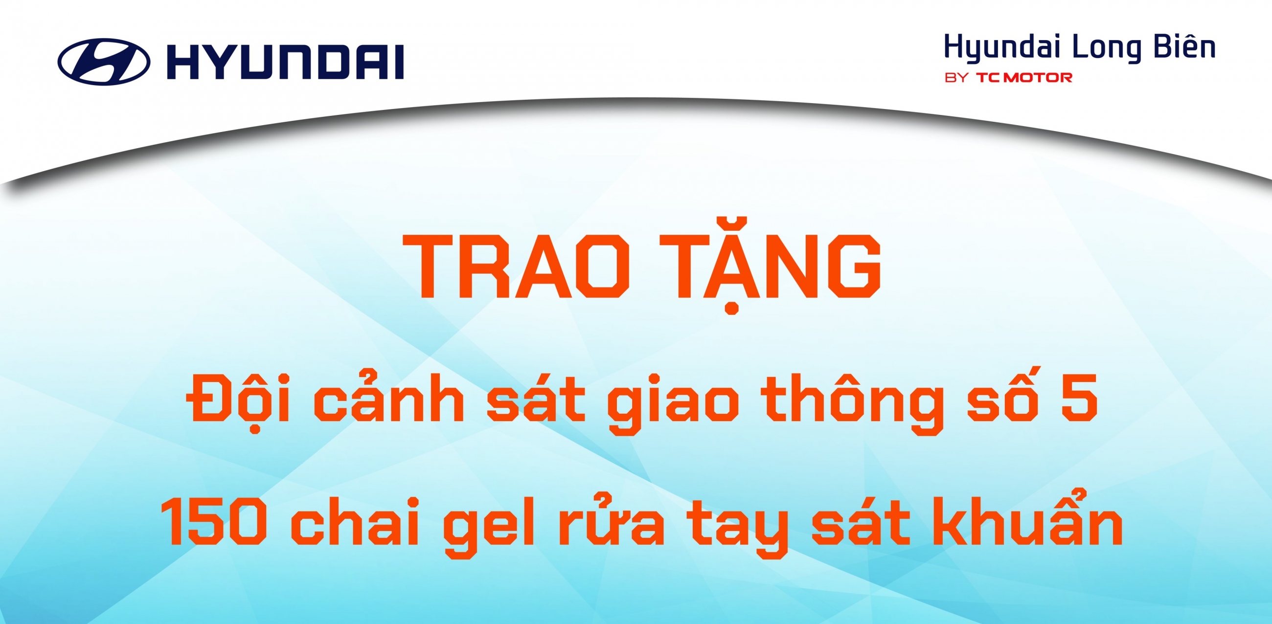 Hyundai Long Biên trao tặng Đội cảnh sát giao thông số 5 150 chai gel rửa tay sát khuẩn