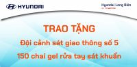 Hyundai Long Biên trao tặng Đội cảnh sát giao thông số 5 150 chai gel rửa tay sát khuẩn