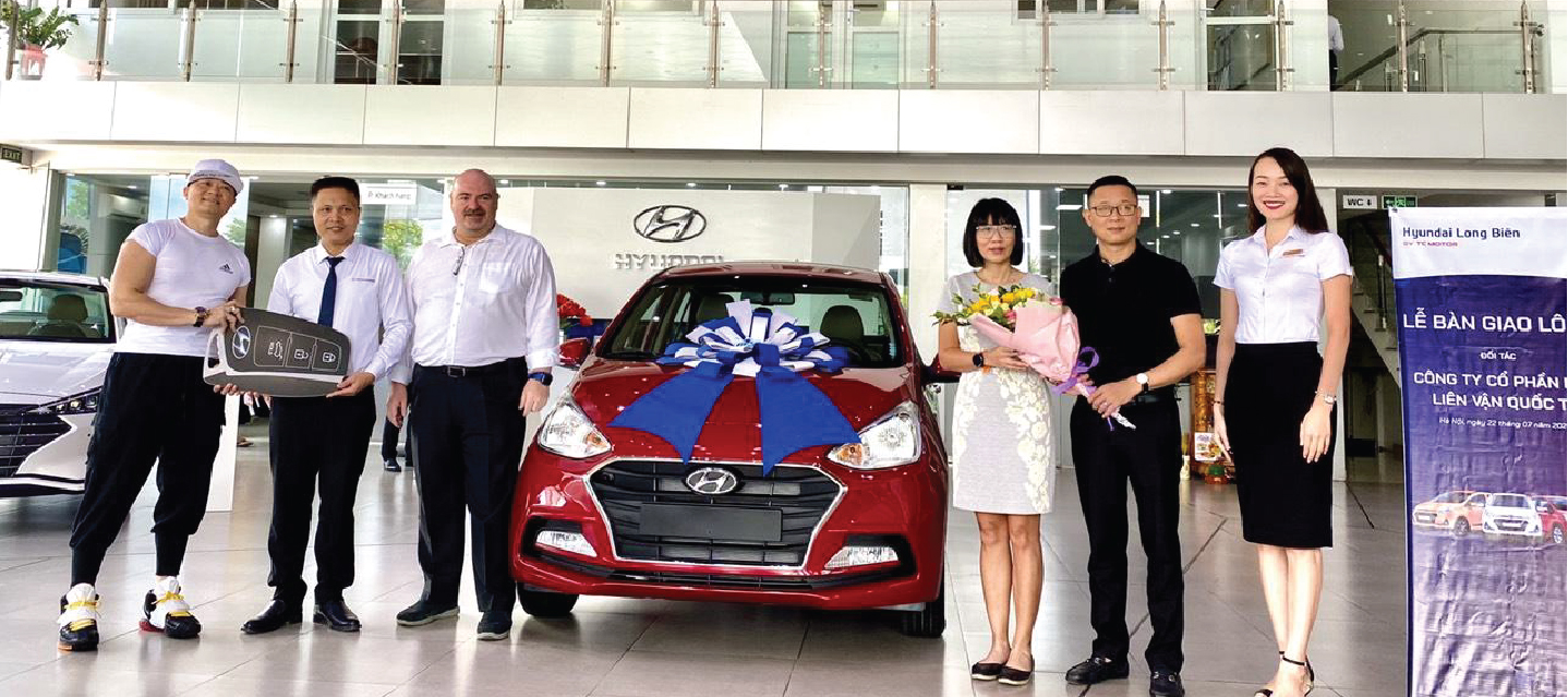 HYUNDAI LONG BIÊN bàn giao lô 22 xe Hyundai Grand i10 cho Công ty Cổ phần HTC Liên Vận Quốc Tế