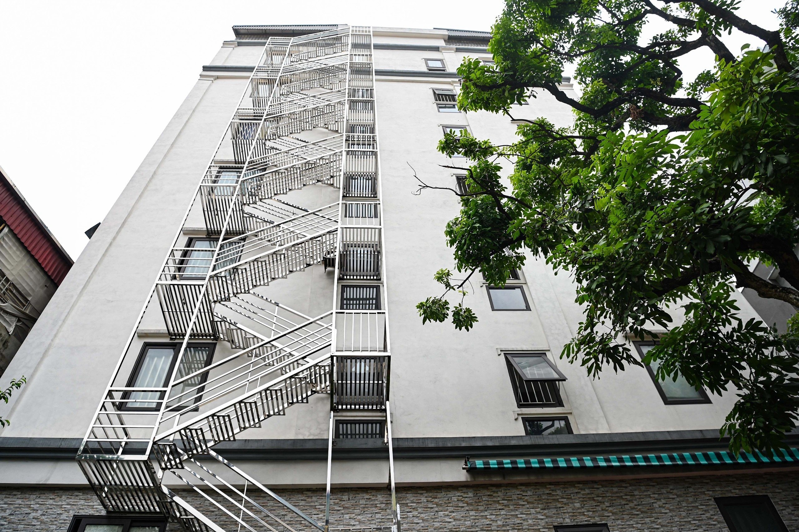 Lắp đặt thang thoát hiểm