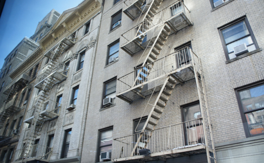 Lắp đặt thang thoát hiểm