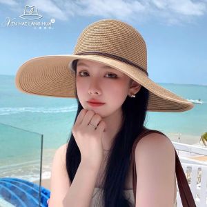 Mũ cói đi biển rộng vành