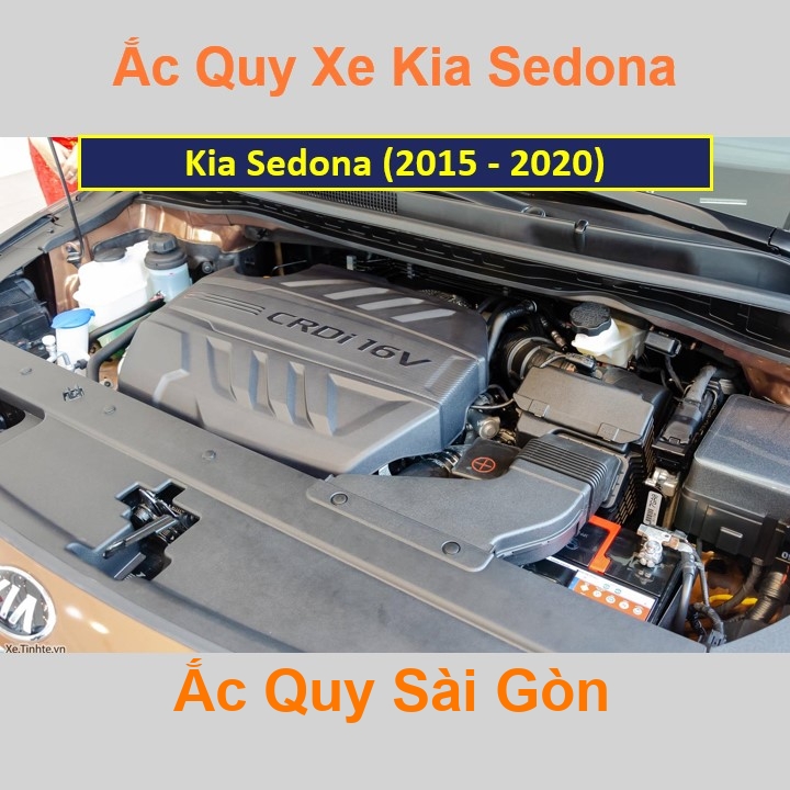 Vị trí bình ắc quy Kia Sedona ở dưới nắp ca pô, bình nằm ngang, phía trước, bên tài.