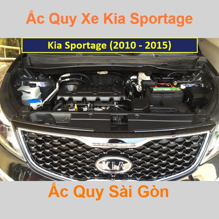 Vị trí bình ắc quy Kia Sportage (2010 - 2015) ở dưới nắp ca pô, bình nằm ngang phía sau máy, bên tài.