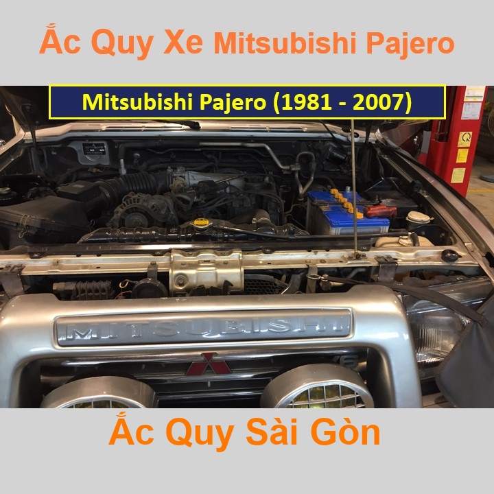 Vị trí bình ắc quy Mitsubishi Pajero (1981 – 2007) ở dưới nắp ca pô, bình nằm dọc giữa khoang máy, phía bên tài.