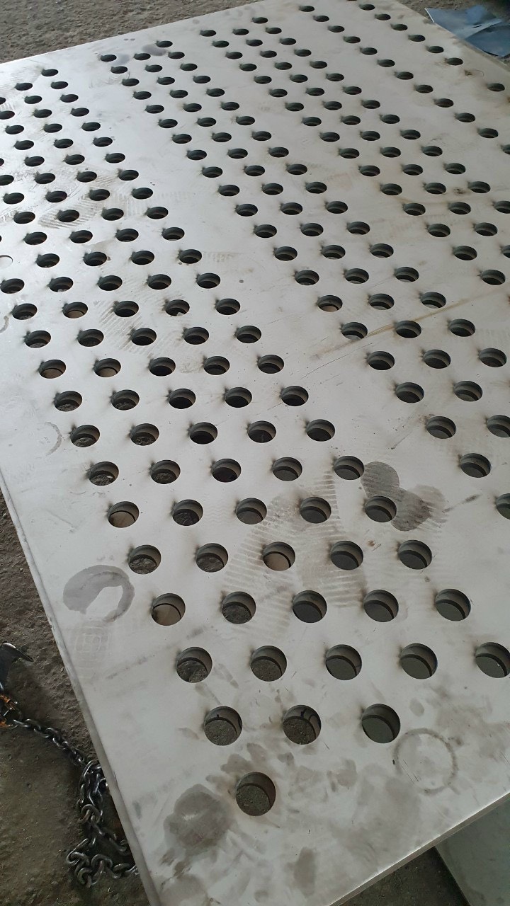Tấm Đục Lổ, Dập Gân 304