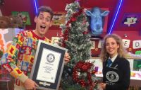 THỜI GIAN NHANH NHẤT ĐỂ TRANG TRÍ MỘT CÂY THÔNG NOEL THEO GUINNESSWORLDRECORDS