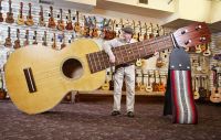 ĐÀN UKULELE LỚN NHẤT THẾ GIỚI - CÂN ĐIỆN TỬ FUJIHATSU