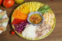 BÁNH TRÁNG CUỐN THỊT HEO QUAY CỦA NGƯỜI VIỆT