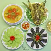 MÂM CƠM NHÀ VỚI MÓN CÁ MÚ HẤP MĂNG CHUA