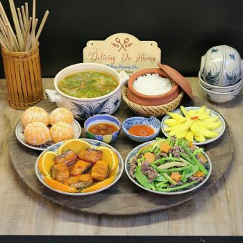 MÂM CƠM VIỆT KẾT HỢP VỚI CÁ HỒI SỐT CAM