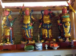 Tượng Bát bộ Kim Cương được thờ trong chùa