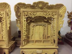 Khám thờ được chạm khắc tỉ mỉ tinh xảo