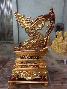 Hình ảnh ngai thờ được sơn son thiếp vàng