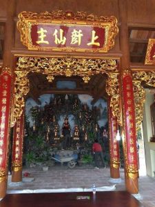 Gian thờ 18