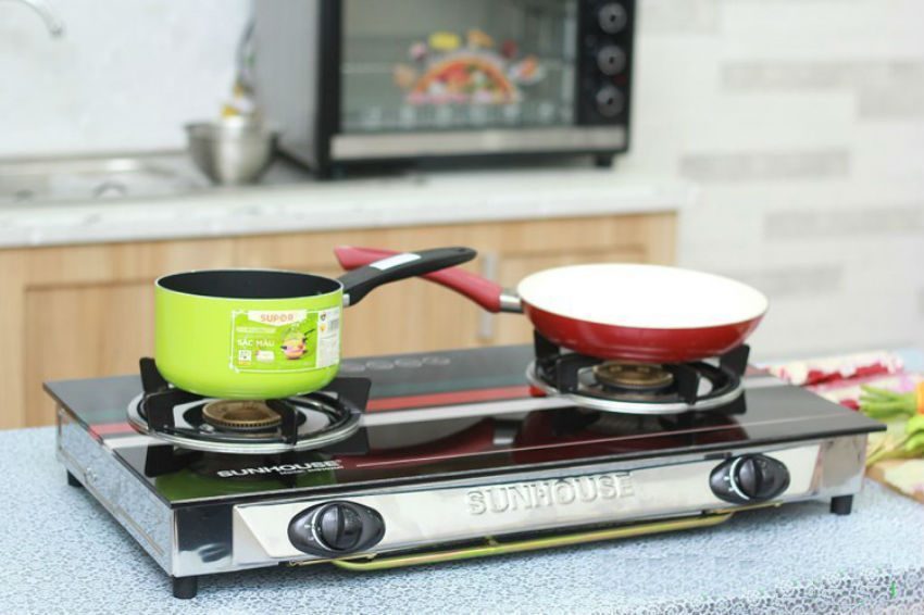 Mặt kính cường lực có họa tiết sang trọng
Kiềng bếp bằng thép tráng men bền bỉ