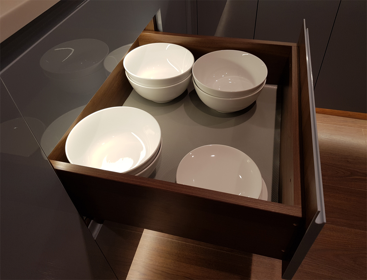 anh2-tam-lot-hoc-tu-mau-xam-nhat-imundex-7-809-940