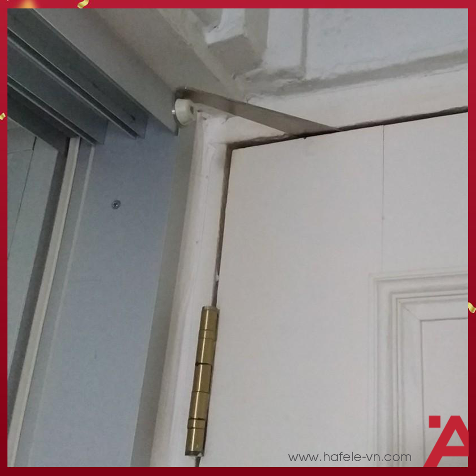 anh2-chan-cua-tren-khung-phai-hafele-937-13-570
