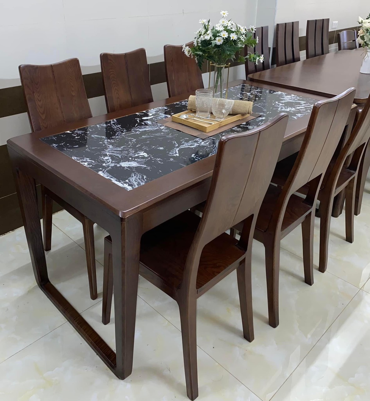 Bàn ăn gỗ sồi màu óc chó mặt đá hiện đại
