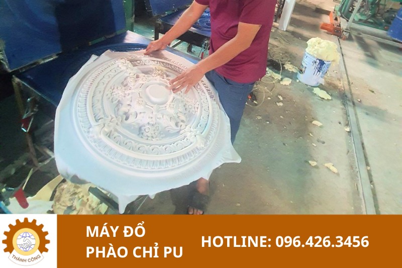 Nhân viên gia công phào chỉ pu tại Thành Công