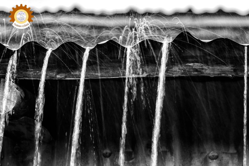 Mưa làm công trình lợp tôn ồn hơn