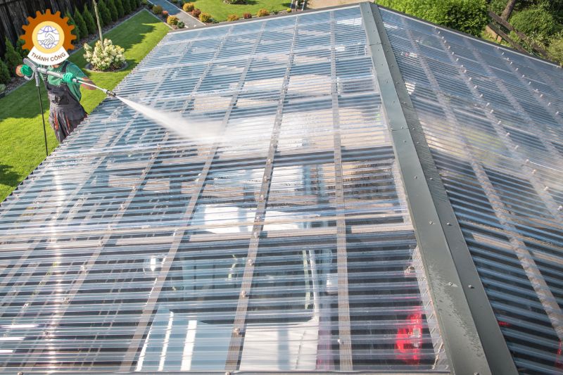 Phun PU Foam trên/dưới để cách âm mái tôn