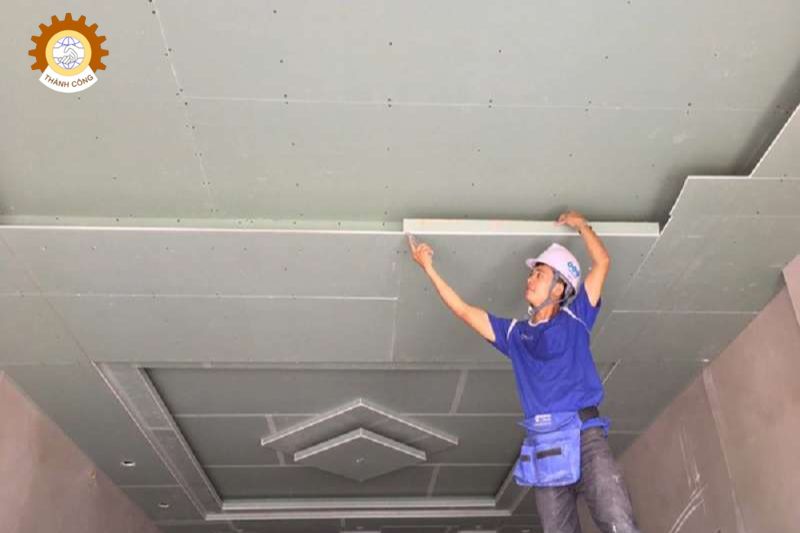 Làm trần thạch cao, trần nhựa để cách âm mái tôn