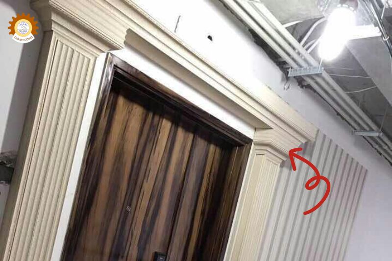 Lưu ý khi lựa chọn mẫu mã và thi công lắp đặt phào chỉ cửa chính