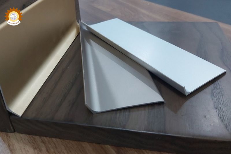 Phào chỉ chân tường hợp kim