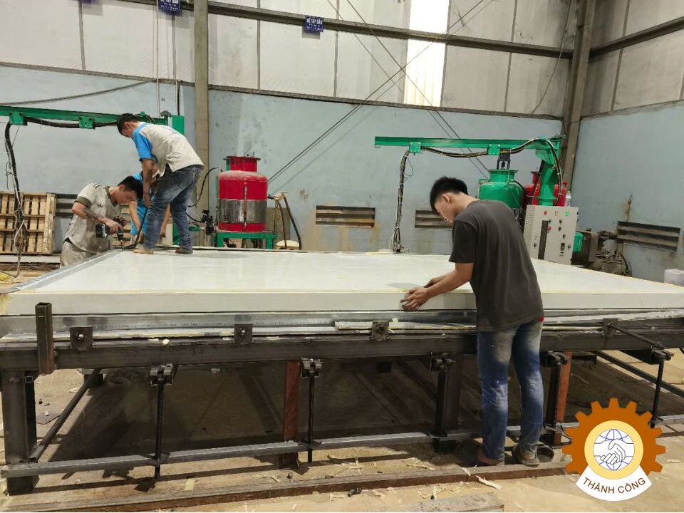 chuyển giáo máy phun PU