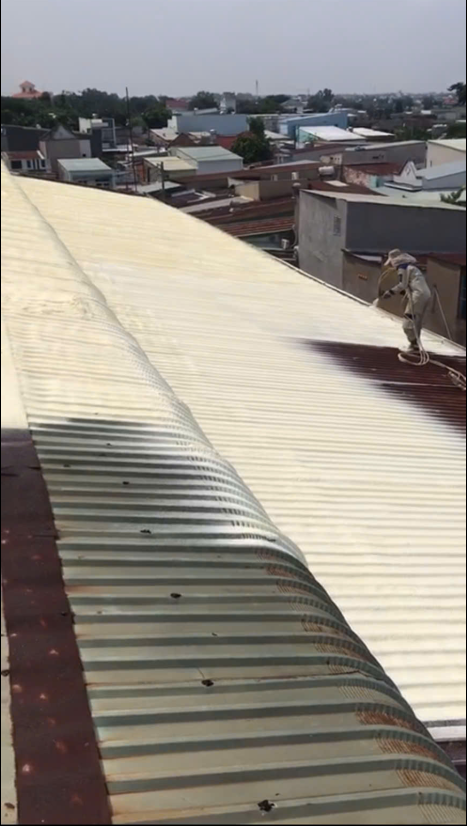 thi công phun cách nhiệt mái tôn