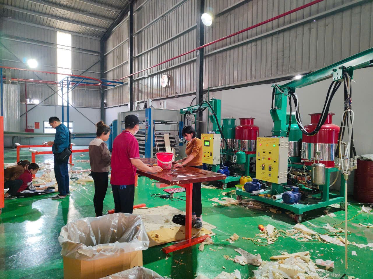 giảm nhân công sử dụng máy phun pu