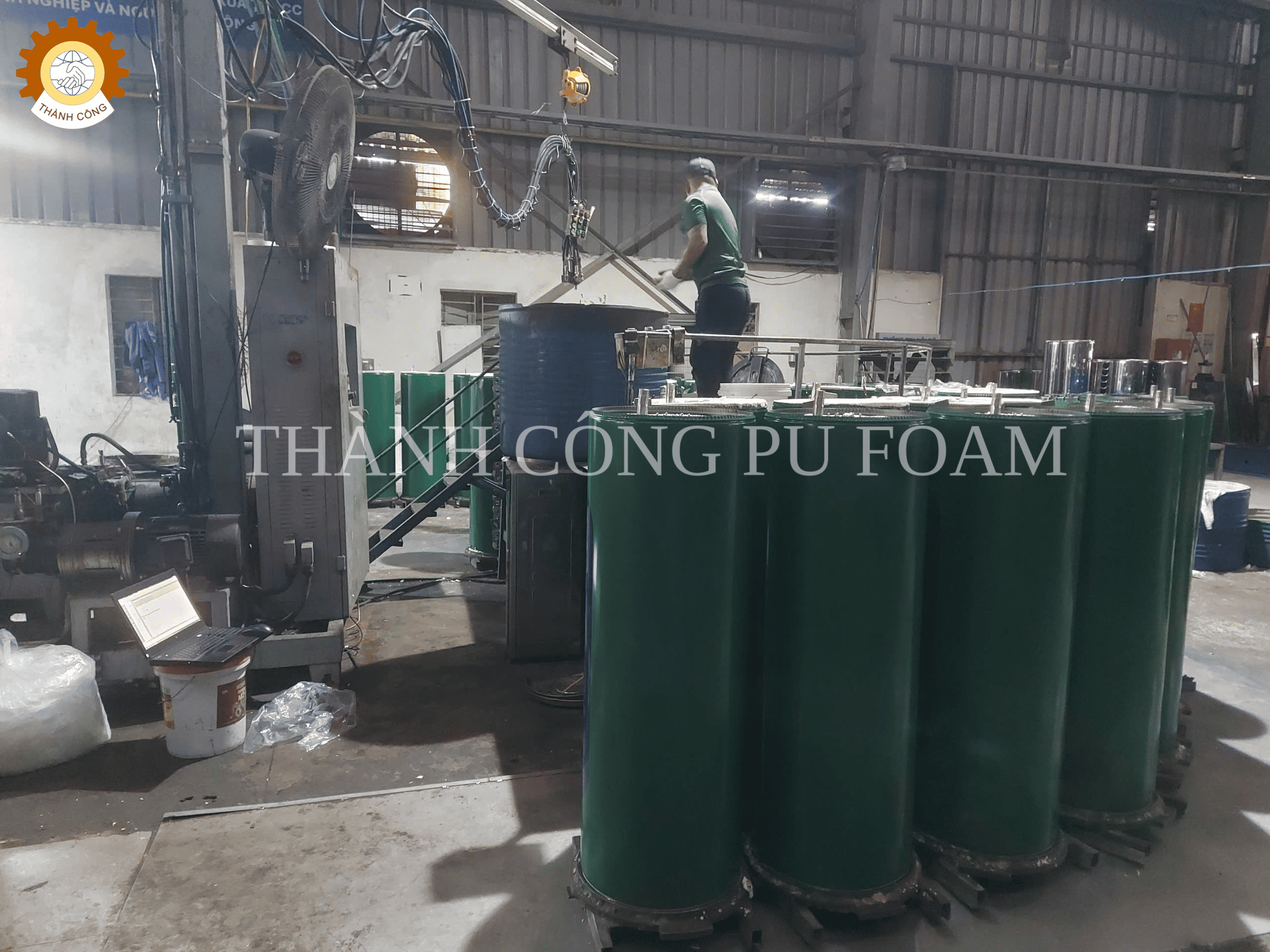 phun pu bảo ôn giữ nhiệt bình năng lượng mặt trời