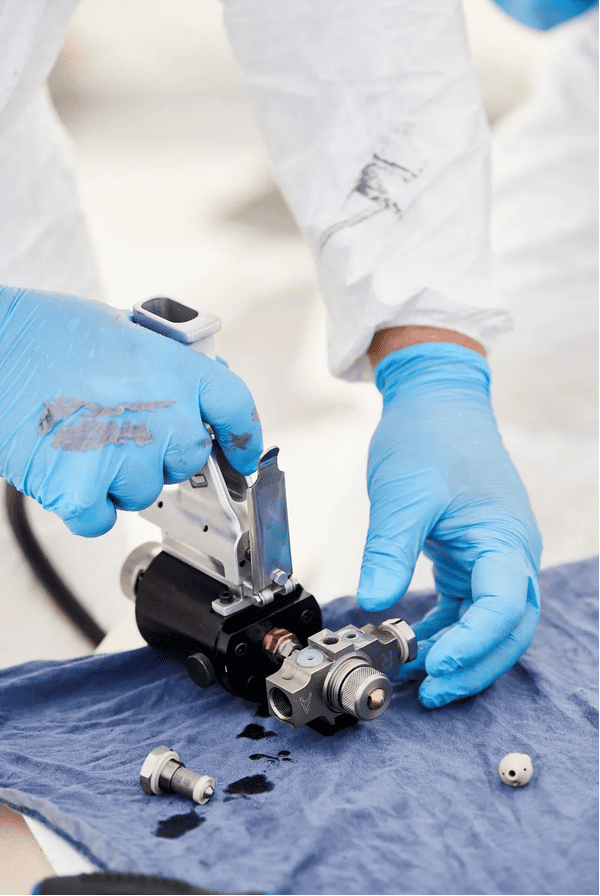 vệ sinh máy phun PU