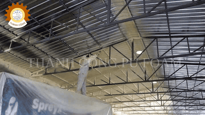 máy phun PU cách nhiệt nhà xưởng